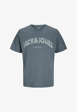 T-shirt en coton gris avec un grand logo "JACK&JONES" de couleur claire sur la poitrine, à manches courtes et à encolure ronde.