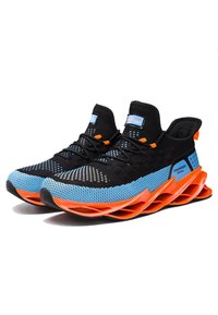 Chaussures de sport tricotées noires et bleues avec un design de semelle incurvée orange et des lacets, présentées côte à côte à un léger angle sur fond blanc.