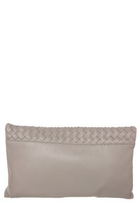 Kožená kabelka v měkké šedé barvě, s tkanou texturou podél horního okraje, hladkým povrchem a obdélníkovým tvarem.