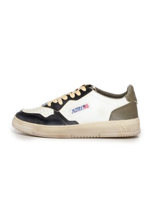Sneaker bianca con accenti neri e verde oliva, punta perforata, lacci beige e tallone testurizzato. Presenta il marchio Autry sul lato.