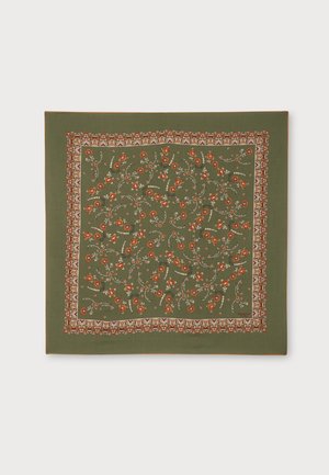 Foulard carré vert olive avec un petit motif floral dense en orange et blanc, encadré d’une bordure décorative détaillée.
