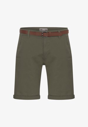 Shorts verts olive en coton, avec un ourlet roulé et une ceinture en cuir marron ; comprend des poches latérales et une texture lisse.
