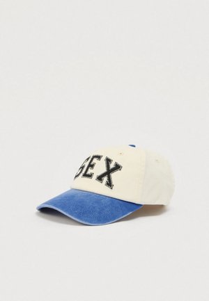 Casquette avec une couronne crème et une visière bleue, ornée de lettres noires brodées en gras à l'avant. En coton, avec un design structuré.