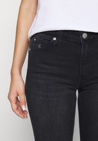 Calvin Klein Jeans MID RISE SKINNY - Aptempti džinsai - washed black