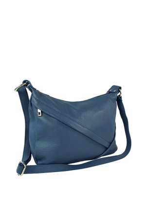 Blauwe leren crossbody tas met verstelbare riem en zilveren gesp op een witte achtergrond.