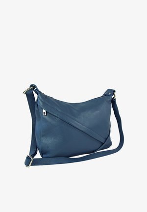Blauwe leren crossbody tas met verstelbare riem en zilveren gesp op een witte achtergrond.