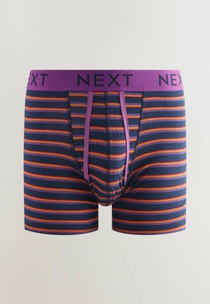 Boxer shorts da uomo in blu navy con vivaci righe orizzontali in arancione e rosa. L'elastico viola in vita presenta il marchio "NEXT". Tessuto morbido e elastico.