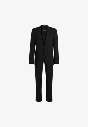 Costume noir sur mesure avec une veste à un bouton et revers crantés, un pantalon assorti et une texture lisse. Étiquette BOSS à l'intérieur.