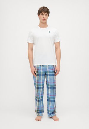 Moška udobna oblačila, ki vključujejo belo bombažno majico z majhno grafiko in pižamo s karirastim vzorcem v modrih, zelenih in rumenih odtenkih, sproščen kroj.