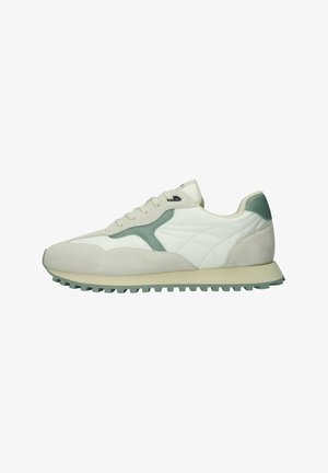 Sneaker mit einem Obermaterial aus weißem Leder, hellgrauen Wildlederakzenten, grünen Details und einer strukturierten Gummisohle. Klassisches Schnürdesign.