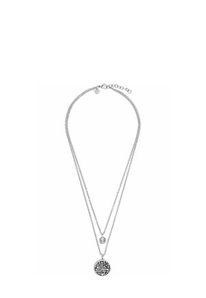 Zilveren dubbele ketting met een kleine heldere edelsteenhanger en een grotere ronde hanger gevuld met kleine kristallen.