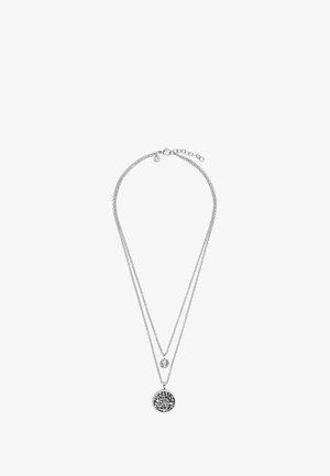 Zilveren dubbele ketting met een kleine heldere edelsteenhanger en een grotere ronde hanger gevuld met kleine kristallen.