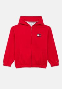 Κόκκινο φούτερ με φερμουάρ μπροστά, πλαϊνές τσέπες, ριμπ μανσέτες και πλακέτα με λογότυπο στο αριστερό στήθος. Μαλακό ύφασμα με ομαλή υφή.