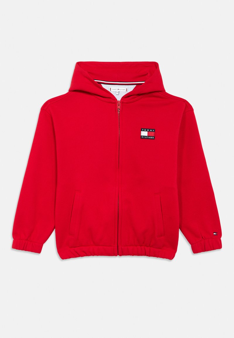Κόκκινο φούτερ με φερμουάρ μπροστά, πλαϊνές τσέπες, ριμπ μανσέτες και πλακέτα με λογότυπο στο αριστερό στήθος. Μαλακό ύφασμα με ομαλή υφή.