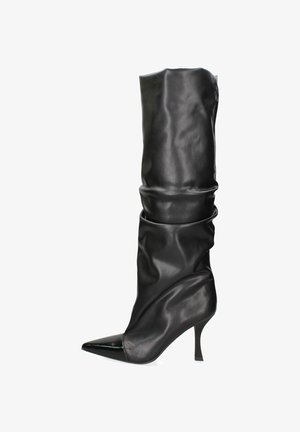 Schwarze knielange Stiefel mit einem lässigen Design, aus glattem synthetischem Material gefertigt, mit einer spitzen Zehe und einem dünnen Absatz.