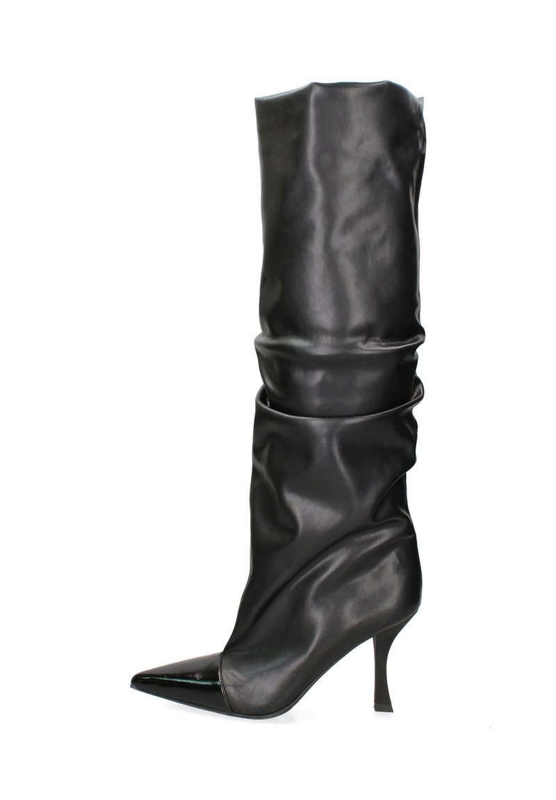 Botte noire montante au design lâche, fabriquée en matériau synthétique lisse, dotée d'un bout pointu et d'un talon fin.