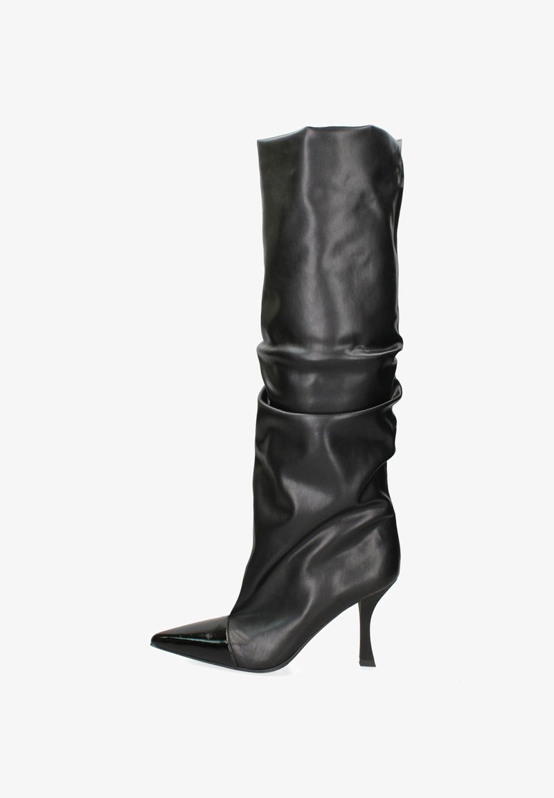 Botte noire montante au design lâche, fabriquée en matériau synthétique lisse, dotée d'un bout pointu et d'un talon fin.