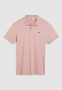 Polo rose en coton avec col, manches courtes, trois boutons et petit logo rouge Levi's sur le côté gauche de la poitrine. Texture douce.