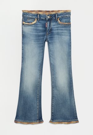 Jean évasé bleu délavé avec des bords effilochés sur les poches, la taille et l'ourlet, avec une fermeture par bouton et zip et une étiquette de marque rouge.
