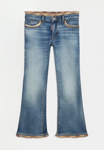 Jean évasé bleu délavé avec des bords effilochés sur les poches, la taille et l'ourlet, avec une fermeture par bouton et zip et une étiquette de marque rouge.