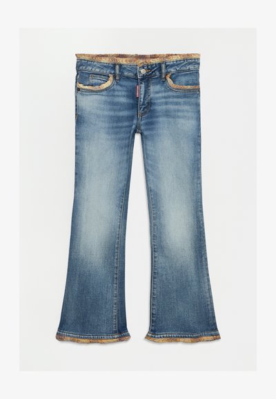 Jean évasé bleu délavé avec des bords effilochés sur les poches, la taille et l'ourlet, avec une fermeture par bouton et zip et une étiquette de marque rouge.