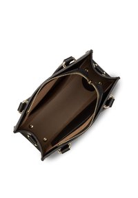 Borsa in pelle nera con zip dorata, caratterizzata da un esterno testurizzato e un interno liscio, color cammello. Scomparti interni per un'organizzazione ottimale.