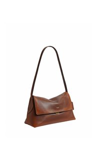 Sac à épaule en cuir marron avec rabat pliant et sangle unique, petite boucle dorée et logo discret au centre à l'avant.
