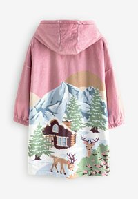Coperta con cappuccio in morbido materiale rosa, con un design di paesaggio invernale che include montagne, alberi, una baita e cervi in delicate tonalità pastello.