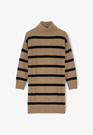 Jersey de cuello alto en color tan con rayas horizontales negras, hecho de una tela suave. Presenta puños y dobladillo acanalados, con un ajuste relajado.