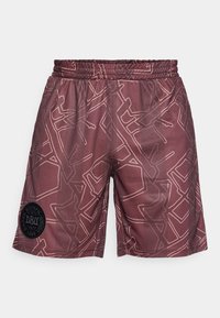 Bordeauxfärgade sportshorts med ett abstrakt linjemönster i ljusbrunt. Har ett elastiskt midjeband och en svart logopatch på nedre vänstra sidan.