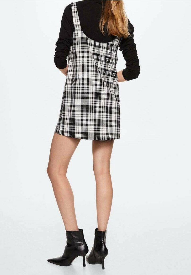 Vestido De Cuadros Blanco Y Negro Con Medias Mango Vestido