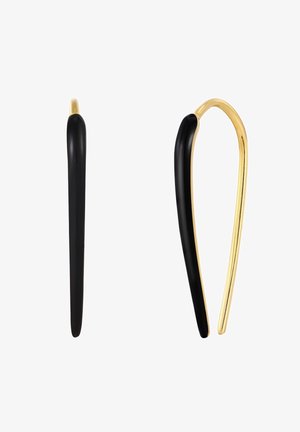 Sorte og guld statement øreringe har forlængede, buede former. Den sorte sektion har en glat finish, mens guldet har en poleret overflade.