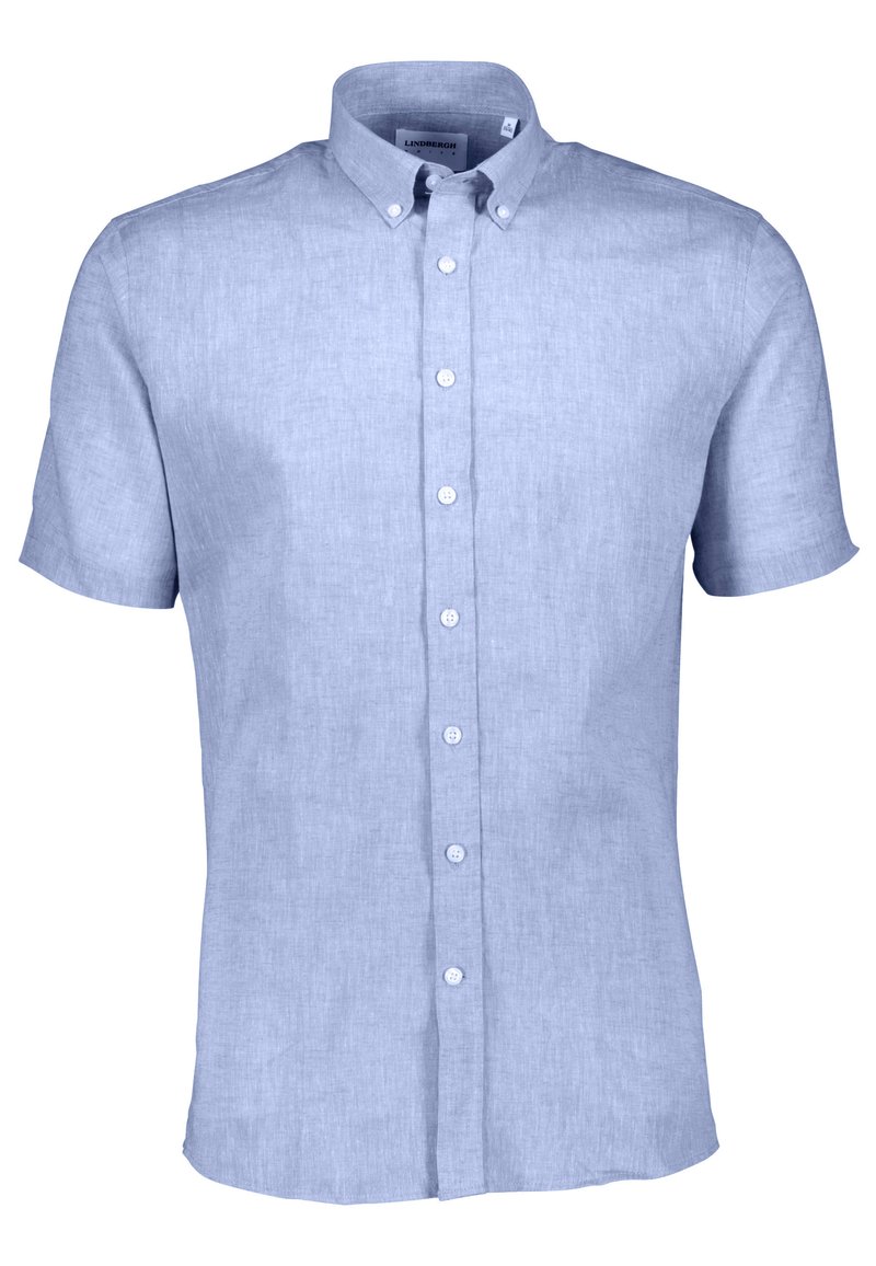 Camisa de manga corta de lino en azul claro. Presenta un collar clásico, botones frontales y una textura suave.
