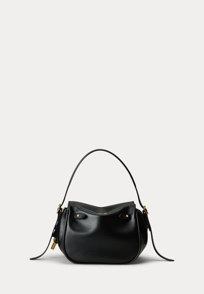 Sac à main en cuir noir avec une poignée supérieure incurvée, des détails en métal doré et des accents de boucle de chaque côté sur un fond uni.