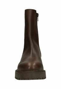 Bruine leren enkelboot met een gladde textuur, zijrits en een robuuste zool. Strakke silhouet met minimale detailing.