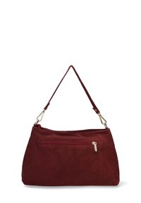 Bordeaux suede handtas met een slouchy ontwerp, een enkele schouderband en een voorvak met ritssluiting en accenten van goudkleurig metaal.