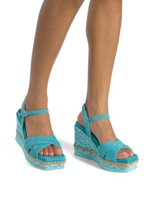 Sandales compensées en suède aqua avec une bride de cheville, détail en jute tressé autour de la semelle, design à bout ouvert et semelle intérieure texturée.
