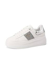 Sneakers platform bianche con finitura in pelle liscia, dettagli argento sul tallone e un pannello decorativo di strass sul lato.