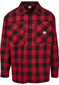 Rød og sort ternet flannel skjorte med lange ærmer, knaplukning, to frontlommer og et lille brandlogo på brystlommen.