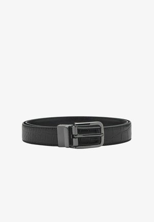 Ceinture en cuir noir à texture crocodile avec boucle métallique rectangulaire argentée enroulée sur un fond blanc.