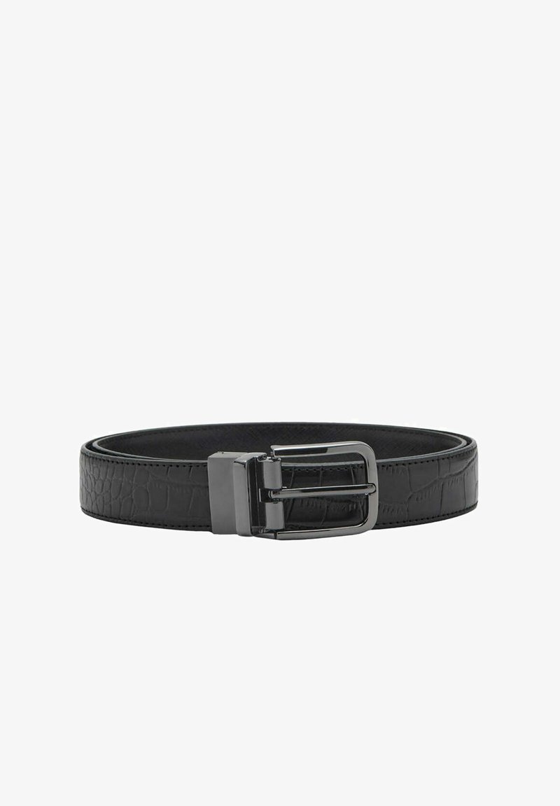 Ceinture en cuir noir à texture crocodile avec boucle métallique rectangulaire argentée enroulée sur un fond blanc.