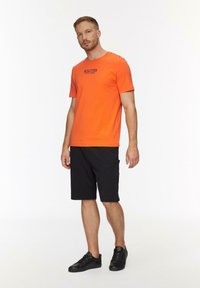 s.Oliver MIT LOGO-MOTIVEN - T-shirt print - orange