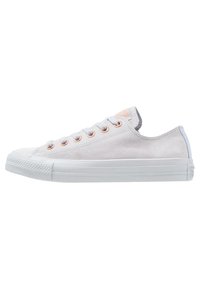 Sneaker in suede grigio chiaro con design a tomaia bassa, suola in gomma bianca e occhielli in metallo; presenta un logo ricamato sulla linguetta.