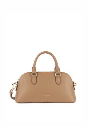 Sac à main en cuir tan avec deux poignées supérieures, quincaillerie dorée et bandoulière amovible. Présente une surface texturée et une forme arrondie.