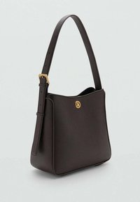 Bolso de mano de cuero marrón con una superficie texturizada, que presenta una sola correa ajustable y un detalle de cierre circular dorado.