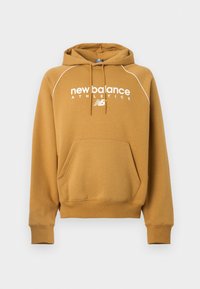 Καφέ φούτερ New Balance με λευκό κείμενο «new balance ATHLETICS», μπροστινή τσέπη καγκουρό, κουκούλα με κορδόνια και μακριά μανίκια.