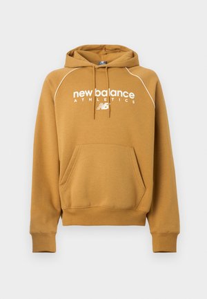 Pruun New Balance kapuutsiga dressipluus valge tekstiga "new balance ATHLETICS", esiküljel kängurutasku, kapuuts nööriga ja pikad varrukad.