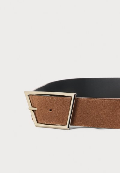 Ceinture en daim marron avec une large boucle rectangulaire dorée, présentée sur un fond blanc uni.