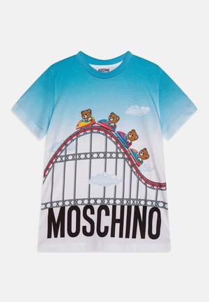 Camiseta de degradado de azul a blanco con gráfico de montaña rusa que lleva cuatro ositos de peluche y texto "MOSCHINO" en la parte inferior.