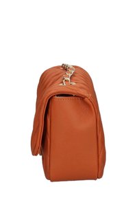 Borsa a mano in pelle arancione trapuntata, con forma rettangolare strutturata, caratterizzata da una tracolla in metallo e una superficie liscia.
